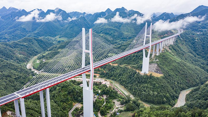 Long-span bridge crossing a valley